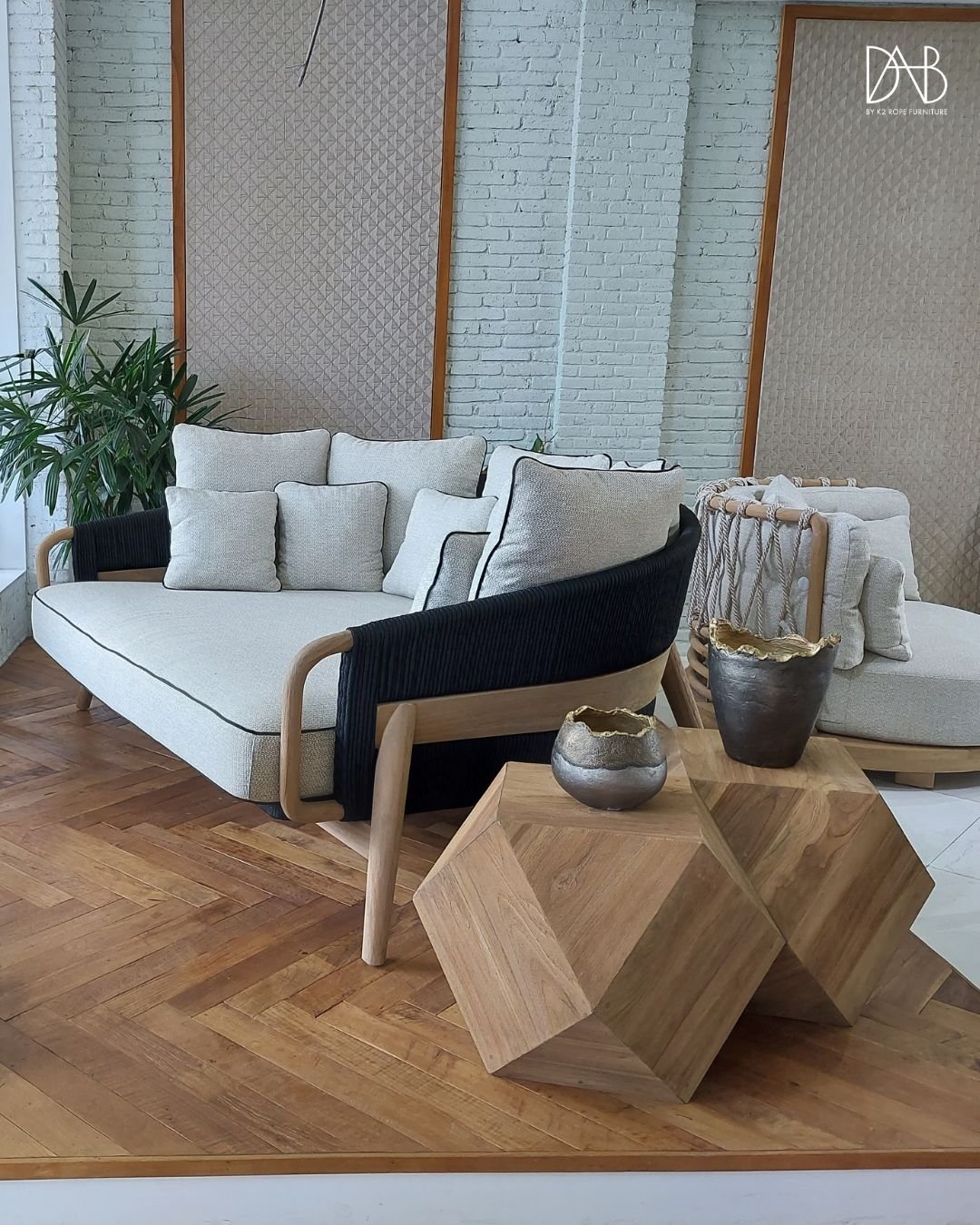 Tips for Choosing Villa Furniture: Elegant Living Room Set with Neutral Tones