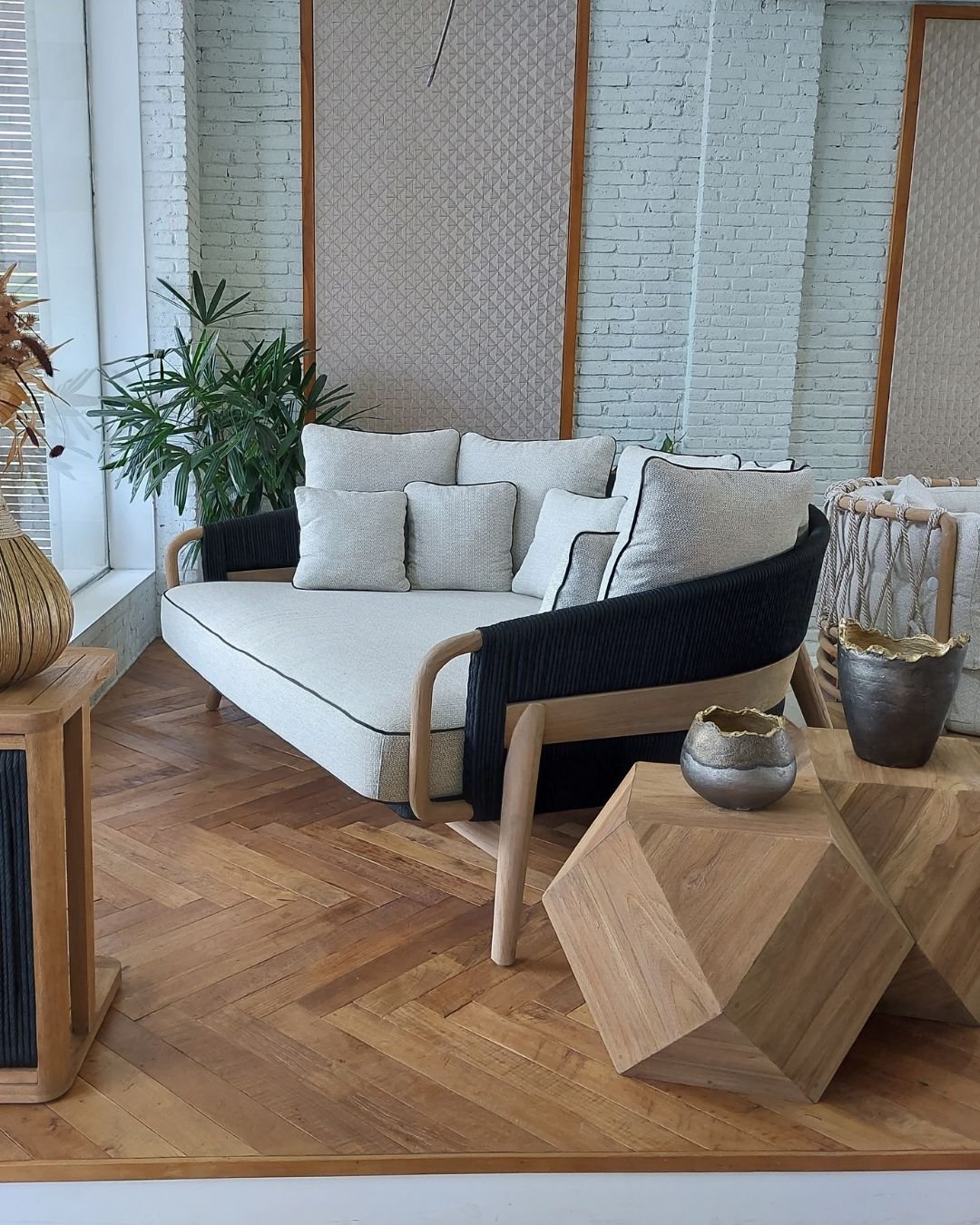 Villa furniture recommendations for a stylish bedroom